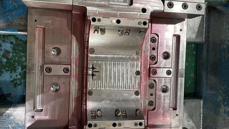 双色模具毛边处理：揭秘高效工艺与关键要点
